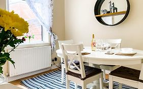 The Warwick - Quaint Victorian Home With Free Parking